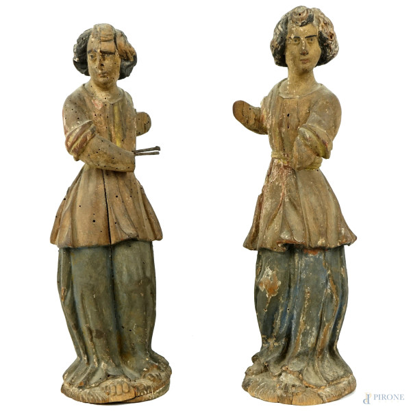 Due sculture in legno policromo raffiguranti Santi, XVII secolo, altezza max cm 40, (difetti)