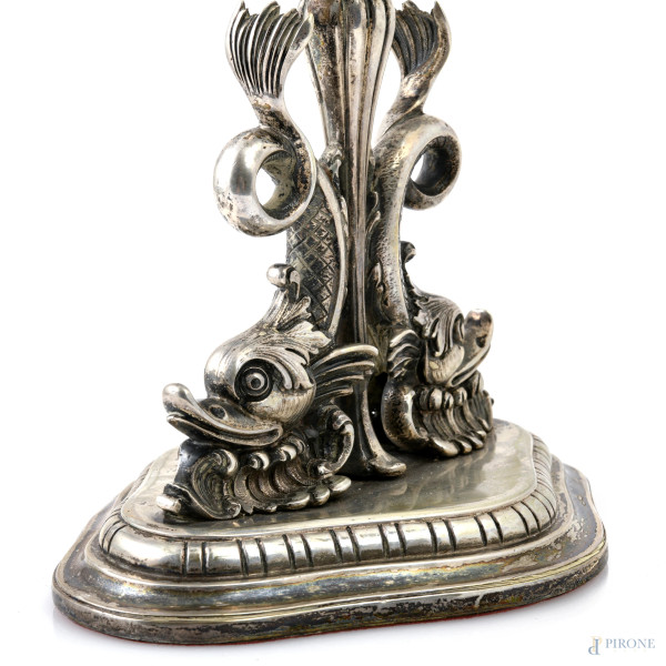 Coppia di candelabri a 5 luci in argento 800/000 finemente cesellato, altezza cm 27, peso al nett...