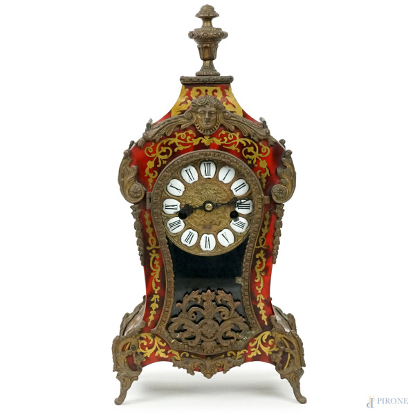 Orologio in stile Boulle, cassa in legno e finta tartaruga con intarsi in metallo dorato, cm h 36x17,5x9, (difetti, meccanismo da revisionare)