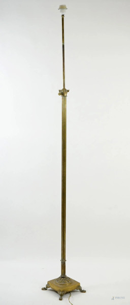 Lampada da terra in ottone, inizi XX secolo, cm h 176