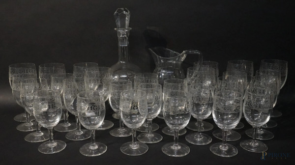 Servizio di bicchieri in vetro con decori incisi (Pz. 29), alt. max cm 16, (incompleto)