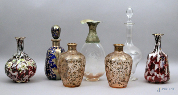Lotto composto da sette antichi vasetti e bottiglie in vetro diversi.