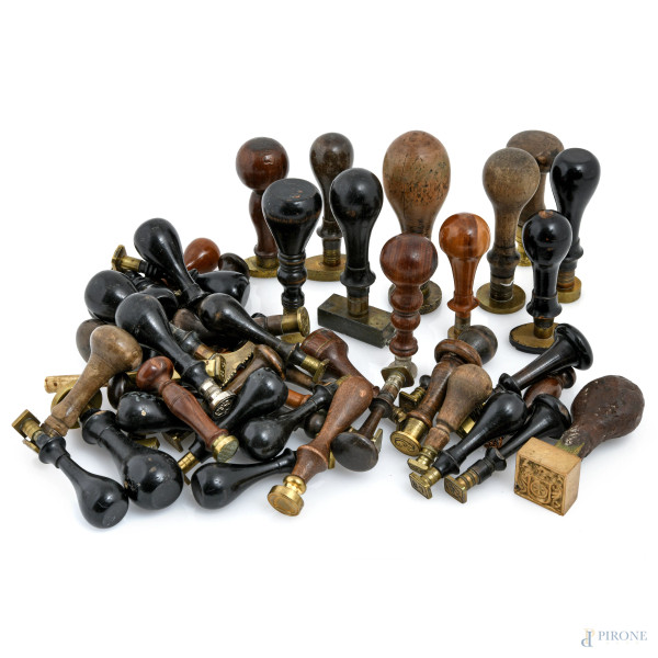 Lotto composto da sigilli di varia foggia e epoche, misura massima cm 13, (segni di usura, difetti)