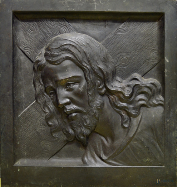 Placca in bronzo raffigurante il volto di Cristo, firmato, cm 48x50.