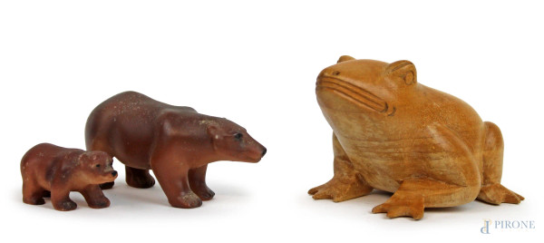 Lotto di tre piccole sculture in materiali diversi raffiguranti coppia di orsi ed una rana, alt. max cm 6,5, XX secolo.