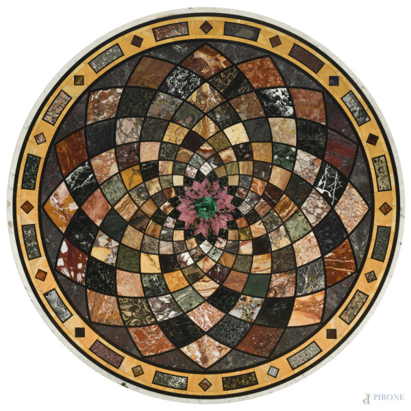 Tavolo in legno con piano circolare in marmo bianco arricchito da commesso di marmi colorati e pi...