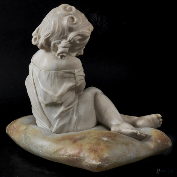 Emilio Fiaschi (1858-1941), Bambina adagiata sul cuscino, scultura in marmo e alabastro, firmato ...