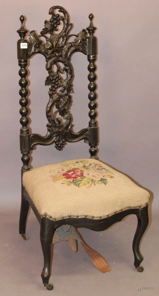 Sedia in legno ebanizzato ed intagliato a soggetto di pampini d'uva, sedile in stoffa ricamata a fiori, h. 112 cm