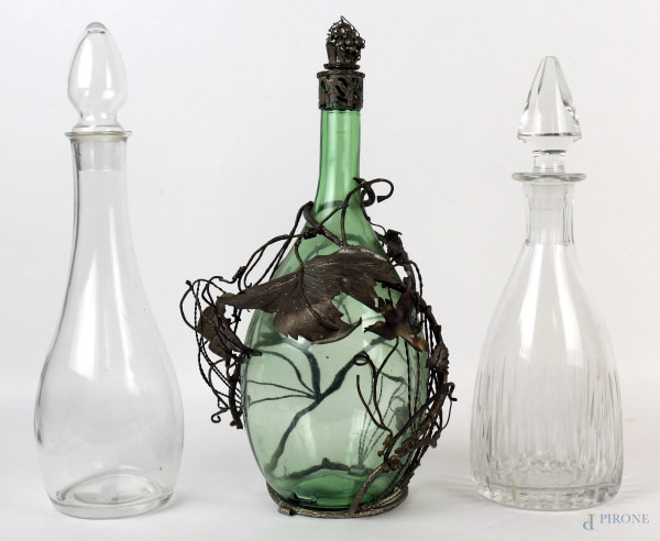 Lotto di tre bottiglie diverse in vetro trasparente e verde, alt, max cm. 36, XX secolo.