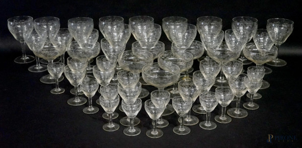 Servizio di bicchieri in vetro molato, XX secolo, composto da: 12 bicchieri da acqua, 7 calici da vino, 9 coppe da champagne, 11 bicchierini da liquore, 12 bicchierini da amaro, (servizio incompleto, difetti)