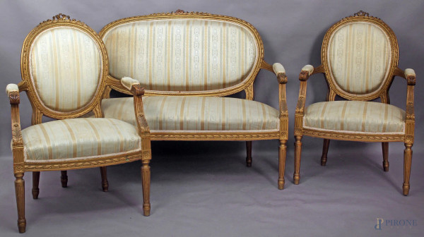 Salotto di linea Luigi XVI in noce composto da un divano e due poltroncine, primi &#39;900.