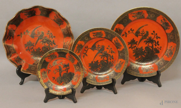 Lotto composto da quattro piatti in porcellana a decoro di volatili, arte orientale, diametro massimo 26,5 cm.