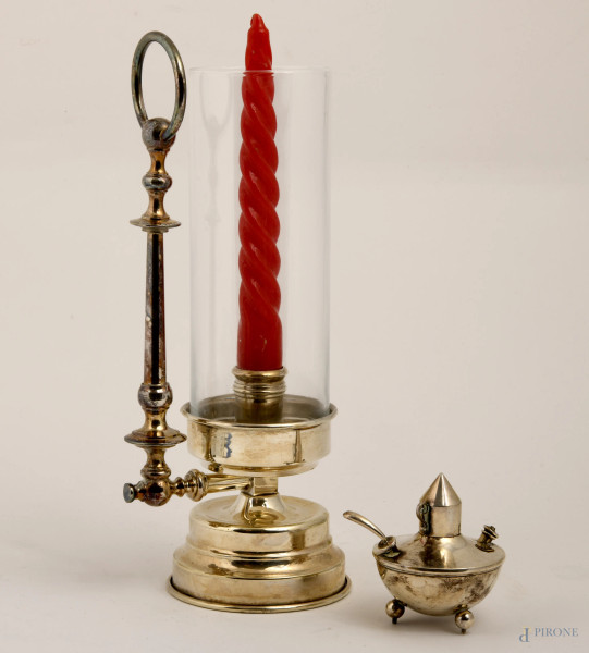 Lotto composto da: stoppiniera in argento inglese ( peso gr 100) e un candeliere in silverplate con corpo cilindrico in vetro e presa terminante in anello, misure massime cm 27,5, (difetti)