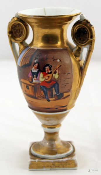 Vaso Impero in porcellana a decoro di paesaggio e scena romantica lumeggiato in oro, Francia XIX sec, h. 19 cm