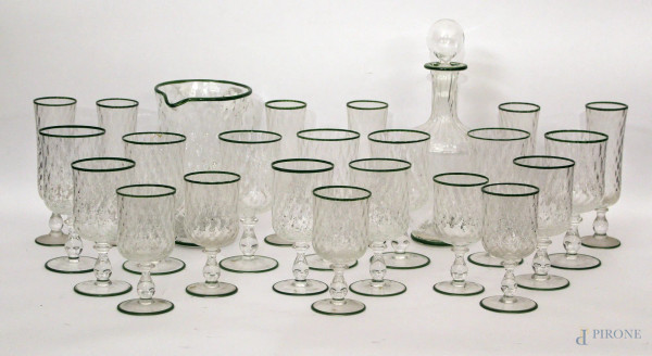 Servizio di bicchieri in vetro di murano con bordo verde composto da:una bottiglia, una caraffa, dodici flut, undici acqua, undici vino e dodici liquore