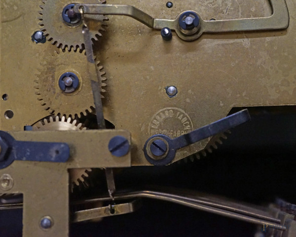 Orologio da tavolo "Tempus Fugit", XX secolo, con cassa in legno e sportellino, cm 40x27x16, (da ...