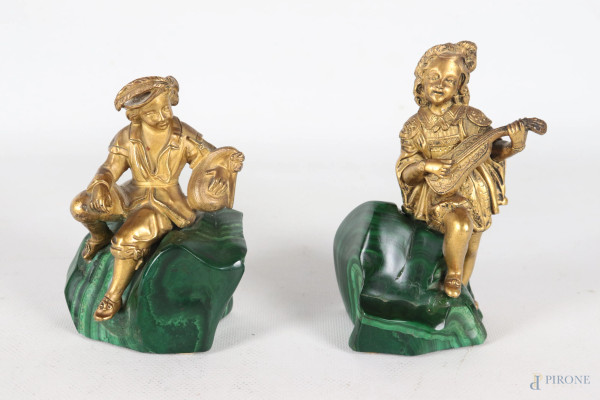 Lotto di due sculture in metallo dorato raffiguranti musici su basi in malachite, XX secolo, altezza cm 14, (segni di usura, scalfiture, graffi)