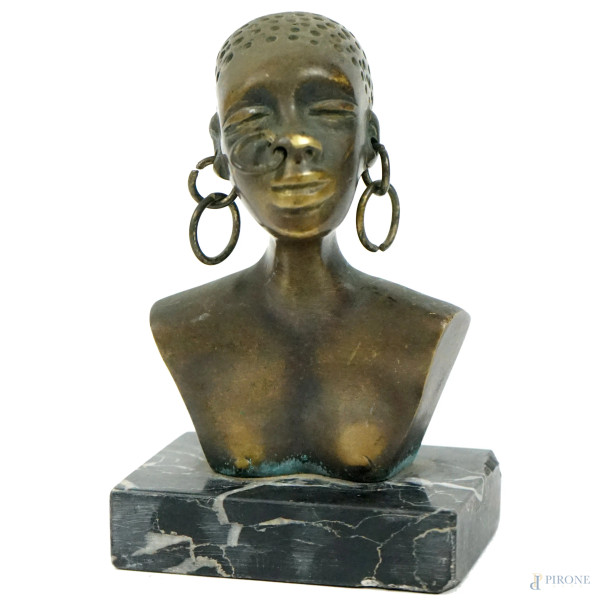 Mezzobusto di africana, scultura in bronzo brunito, cm h 10,5, XX secolo, base in marmo nero, (difetti alla base)