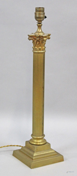 Lampada da tavolo in metallo dorato, XX secolo, fusto a colonna scanalata con capitello corinzio, base quadrata, cm h 59,5, (difetti, meccanismo da revisionare).