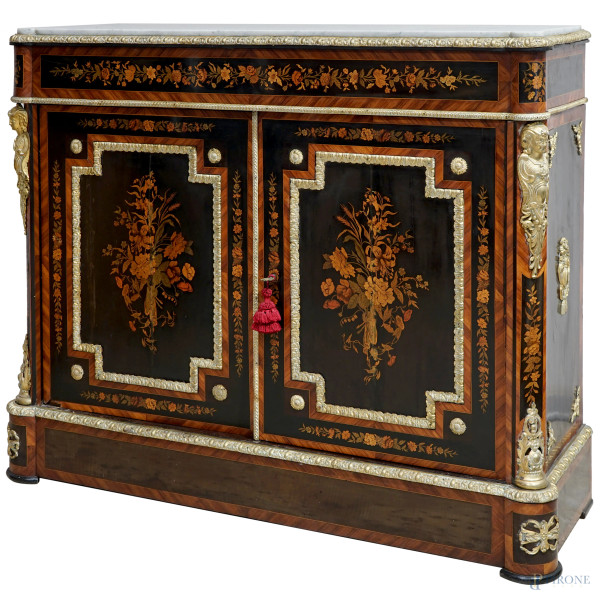 Credenza a due sportelli in legno intarsiato, piano in marmo e finiture in bronzo dorato. Intarsi a motivi floreali  e interno a tre ripiani, sec. XIX, cm 130x45x110. (Difetti)