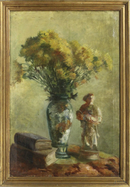 Natura morta, Vaso con fiori, libri e statuetta, dipinto ad olio su tela, fine XIX sec., cm 74 x 50, entro cornice.