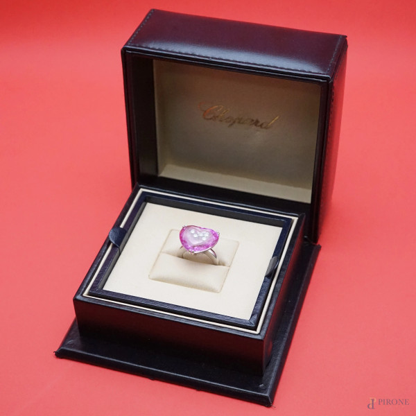 Chopard - Collezione So Happy, Anello a forma di cuore in oro 750, cristallo e cinque diamantini, misura 12-13, peso lordo gr 12,7.