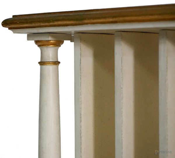 Mobiletto portariviste in legno laccato e rifiniture dorate, con piano rettangolare sorretto da d...