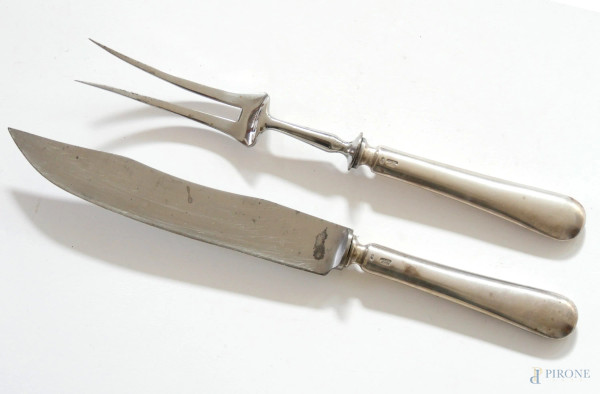 Grande coltello e forchettone da portata con manici in argento e lama inox, manifattura Calderoni Milano, cm 29 e 32