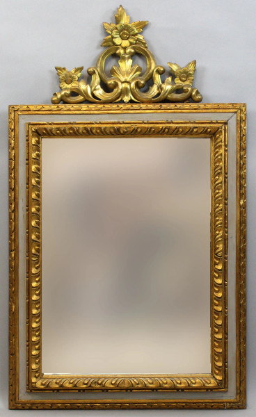 Specchiera di linea rettangolare in legno e stucco dorato, cimasa traforata e scolpita a volute e fiori, cm 120x70,5, metà XX secolo, (difetti).