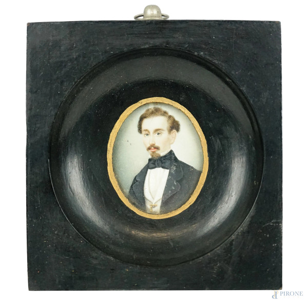 Miniatura raffigurante ritratto di gentiluomo, cm 5,3x4, fine XIX secolo, entro cornice ad assetto ovale.