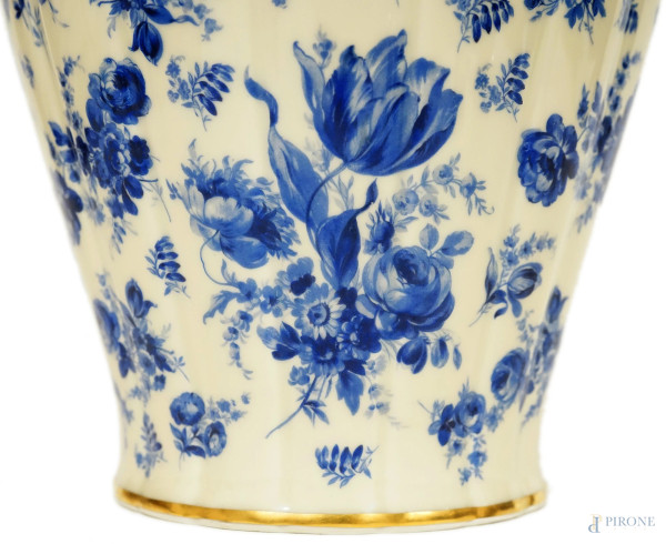 Potiche in porcellana Rosenthal, XX secolo, con decorazione bianca e blu a motivi floreali e fini...