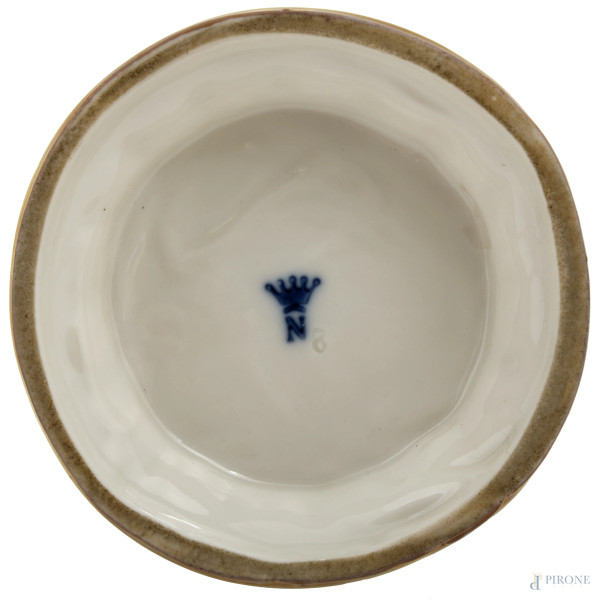 Lotto di due sculture in porcellana bianca con particolari dorati raffigurante danzatrici, altezz...