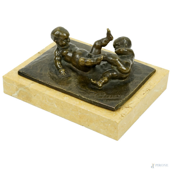 Benedetto D'Amore - Gioco di putti, scultura in bronzo, cm h 6x16x12, base in marmo