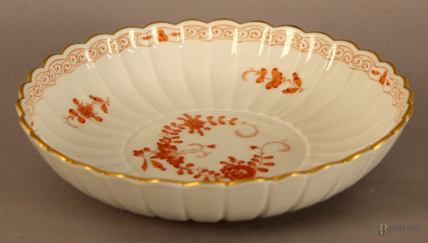 Centrotavola in porcellana Meissen a decoro di fiori, diametro 20,5 cm.