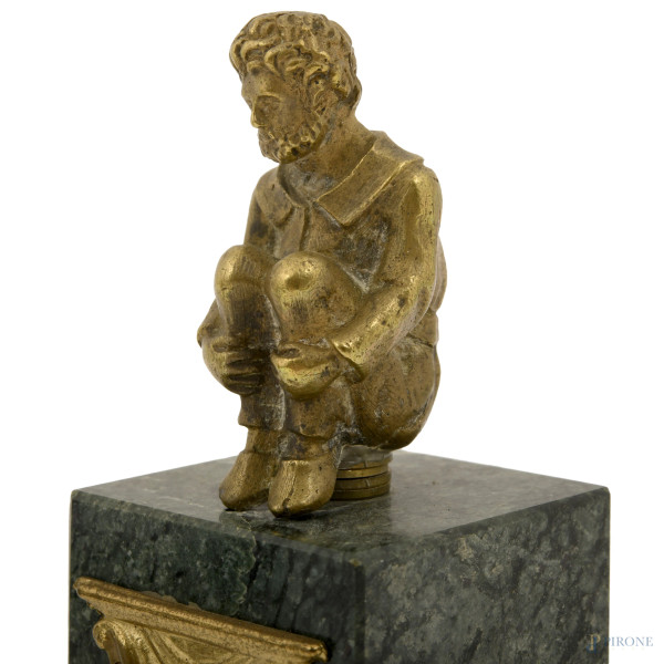 Lotto di due piccoli fermacarte raffiguranti rispettivamente una figura virile e una femminile ac...