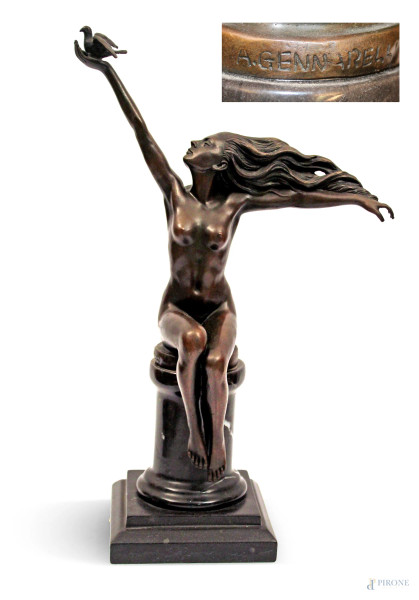 Amadeo Gennarelli, Nudo di donna seduta con colomba, scultura in bronzo, poggiante su base in marmo, h. cm 43.