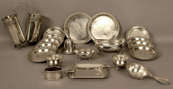 Lotto composto da venti oggetti diversi in argento, gr. 1100.
