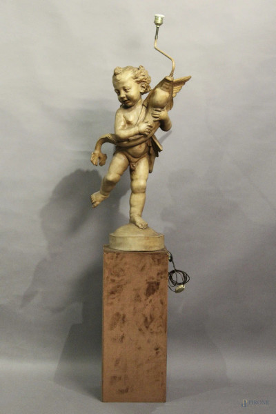 Putto con pesce, scultura in terracotta montata a lampada, XX sec., H 74 cm (difetti).