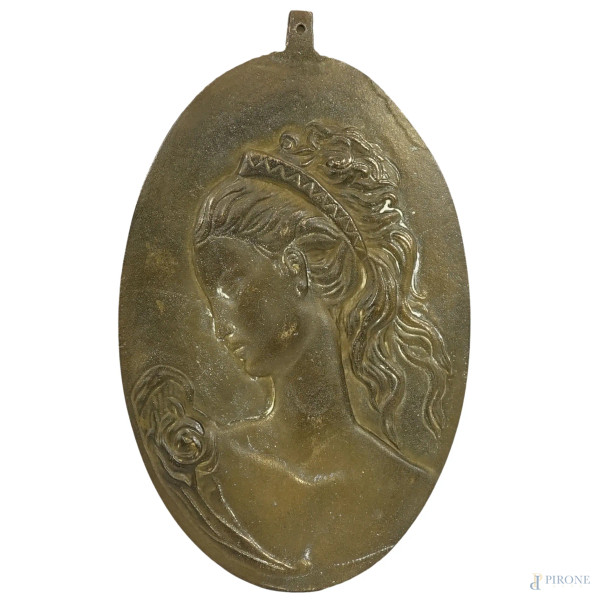 Placca in bronzo dorato raffigurante una figura femminile, XX secolo, siglato sul retro, cm 21,7x13,2