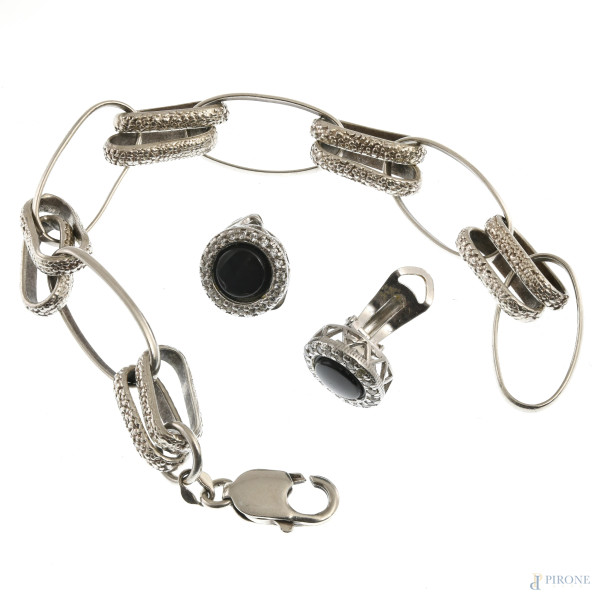 Parure composta da bracciale e collana in argento 925, lunghezza bracciale cm 19, diametro orecchini cm 1, peso lordo complessivo gr 23,5