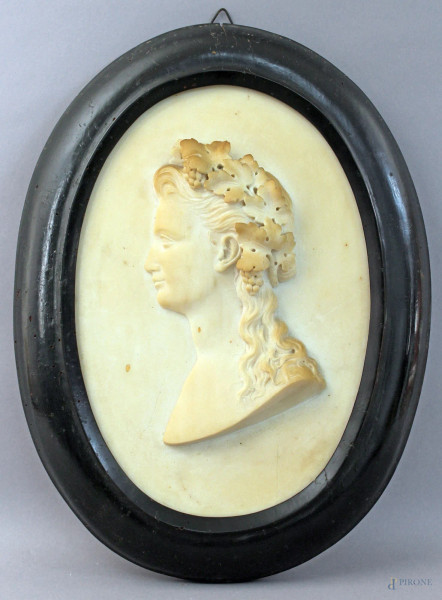 Placca in marmo di linea ovale, scolpita ad alto rilievo, raffigurante profilo di donna, altezza 39x28 cm, entro cornice, fine XVIII sec.