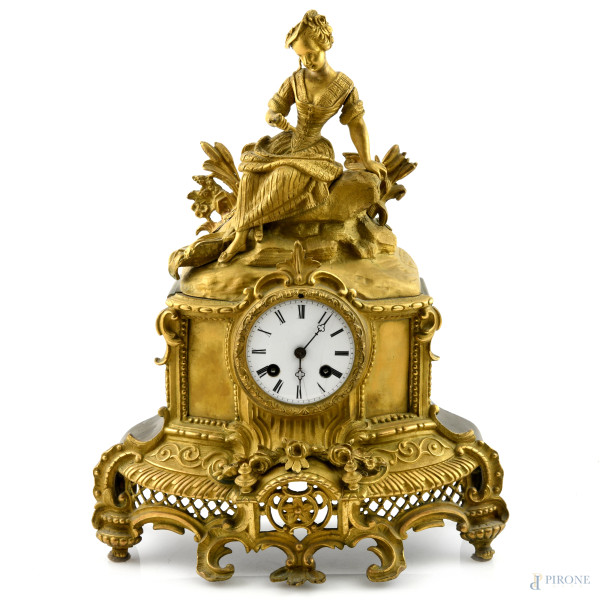 Orologio da camino in antimonio dorato e cesellato con scultura apicale raffigurante dama, XX secolo, cm 40x31x13, (segni di usura, difetti, da revisionare)