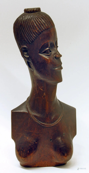 Scultura coloniale africana raffigurante testa di donna in ebano scolpito, arte coloniale della Repubblica Democratica del Congo, anni ‘60, firmato in basso La Belouis Sanda
