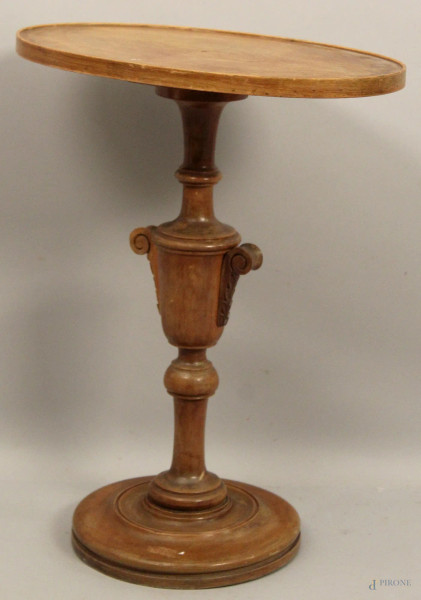 Piccolo tavolinetto d'appoggio di linea ovale in noce, h. 52 cm