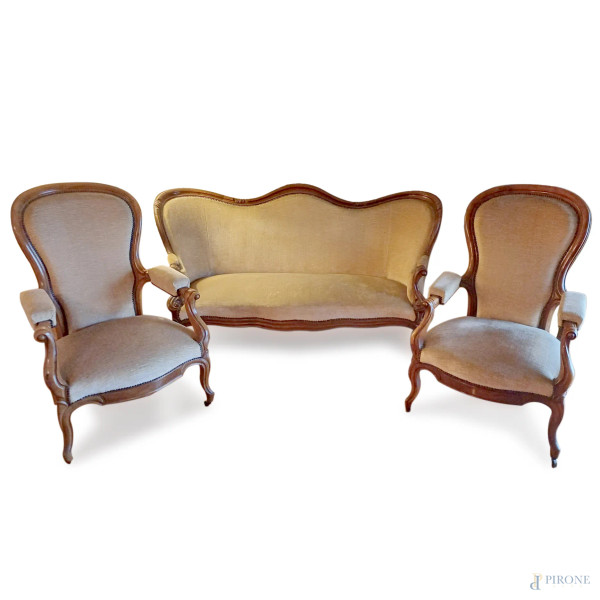 Salotto composto da divano e due poltrone con struttura in noce. Schienale, sedute e braccioli imbottiti e rivestiti in tessuto chiaro, XX secolo, cm 