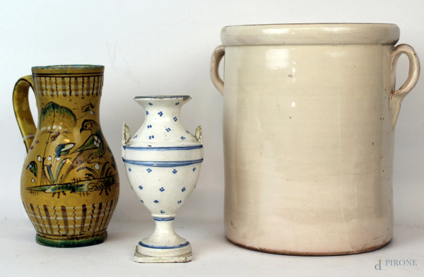 Lotto composto da una brocca e due vasi in maiolica dipinti in policromia, altezza max cm 24,5, epoche diverse, (difetti e restauri).