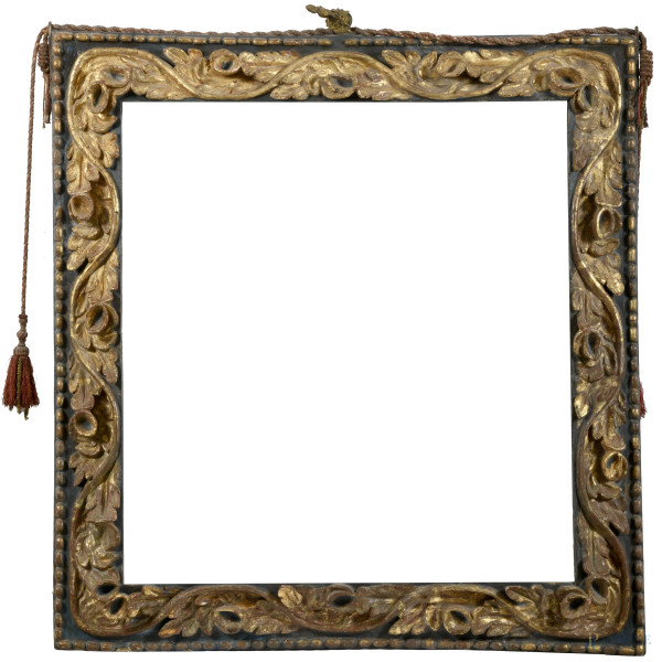 Cornice in legno dipinto e dorato con intaglio a volute, XVII secolo, cm 100x93, luce cm 76x70,5, (segni di usura, perdite di doratura, fori di tarlo, difetti)