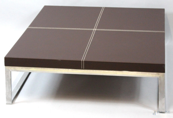 Basso tavolo da salotto in acciaio, piano in pelle, altezza 27x80x80 cm.