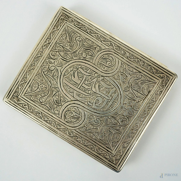 Portasigarette in argento inciso a decori arabi, Egitto, XX secolo, cm 2x9,5x7,5, peso gr. 109