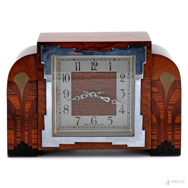 Orologio in stile decò con struttura in legno impiallacciato e intarsiato, XX secolo, cm 14x20x6,5, (segni di usura, difetti, da revisionare)